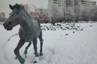 Жанровую скульптуру с конями трудно назвать памятником, но пройти мимо невозможно.