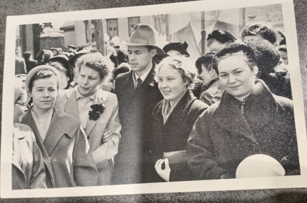 ФОТО №17. Молодые врачи на демонстрации 1 мая 1950 г.