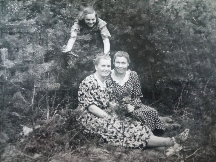 ФОТО №30. На снимках - моя бабушка с подругами, 1951-1954 гг. 