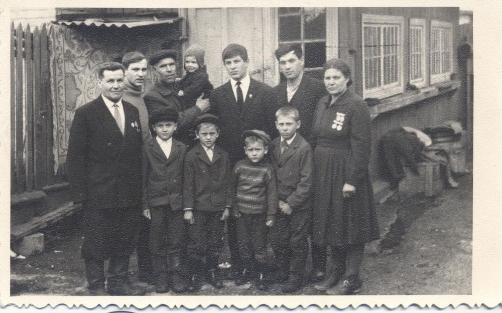 ФОТО №22.  1965 г., Усолье-Сибирское. На фото наша большая семья.