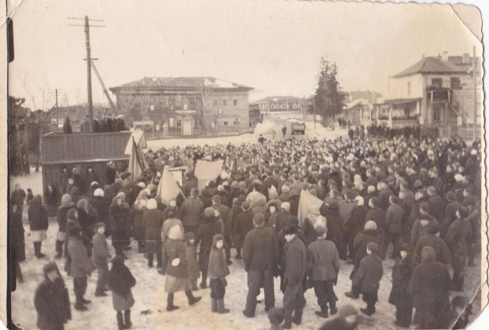 ФОТО №33. Траурный митинг на Большой площади с. Олонки по случаю смерти И.В. Сталина. 6 марта 1953 г.