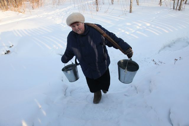 Пока многие носят воду по старинке, вёдрами из реки.