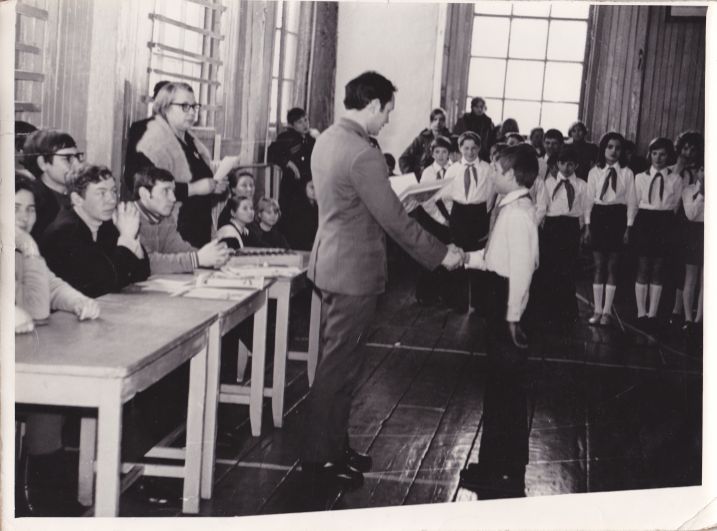 ФОТО №47. Пионерская линейка в Олонской школе, фото 1970-х г.