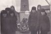 ФОТО №43. Возложение пионерами венка к памятнику Борцам за революцию на братской могиле в с. Олонки, 7 ноября 1967 г.