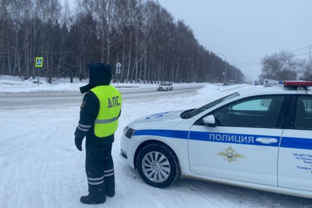 Под Новосибирском полицейские помогли женщине отбуксировать машину