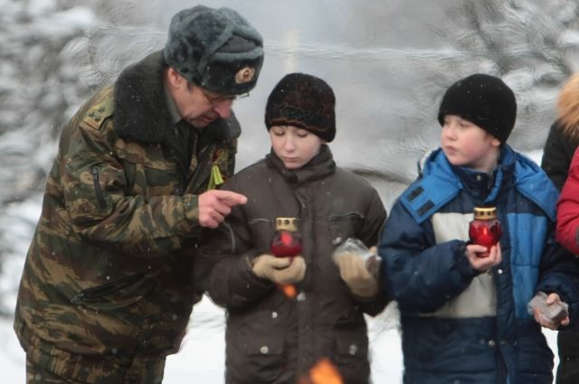Жители Санкт-Петербурга участвуют в акции «Блокадный хлеб» на Пискаревском мемориальном кладбище в Санкт-Петербурге. 