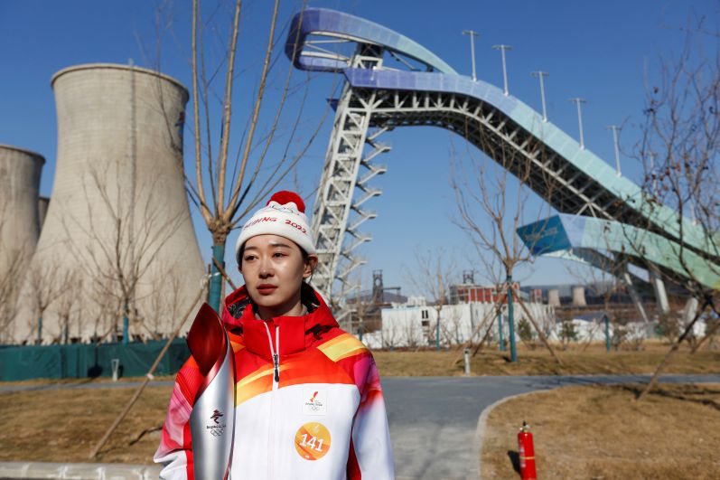 Китайская фехтовальщица на шпагах Сунь Ивэнь во время эстафеты олимпийского огня