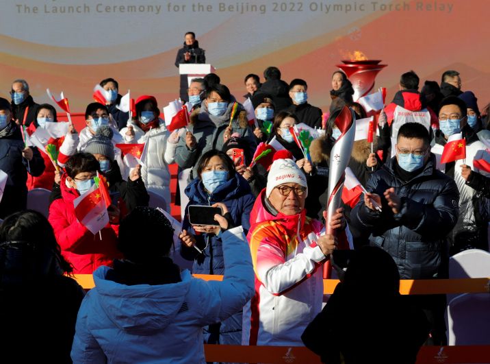 80-летний экс-конькобежец Луо Чжихуань во время церемонии старта эстафеты олимпийского огня