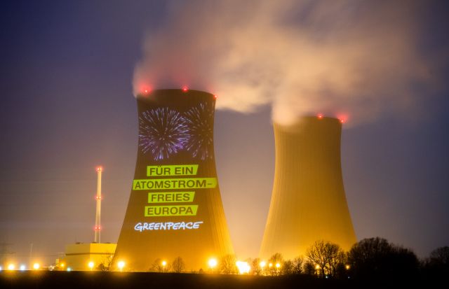 Такую «огненную» акцию провели активисты Гринпис на атомной электростанции Гронде в Везербергланде в Германии, которую закрыли 31 декабря 2021 года. 
