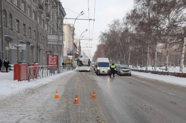 В Новосибирске водитель Hyundai сбил маму с 6-летней дочерью