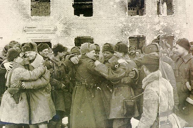 Сталинград, 31 января 1943 года. Момент встречи наших бойцов после боя.