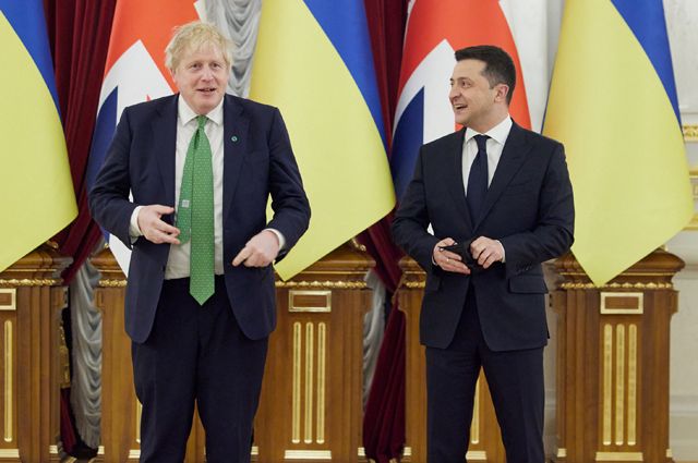 Встреча президента Украины Владимира Зеленского (справа) и премьер-министра Великобритании Бориса Джонсона в Киеве.