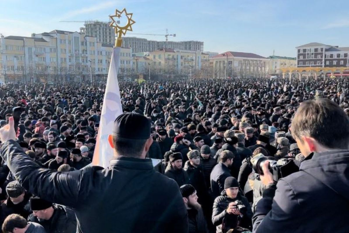 Чеченцы численность населения. Митинг в Грозном против янгулбаевых. Янгулбаев Чечня. Митинги в Ичкерии 1991.