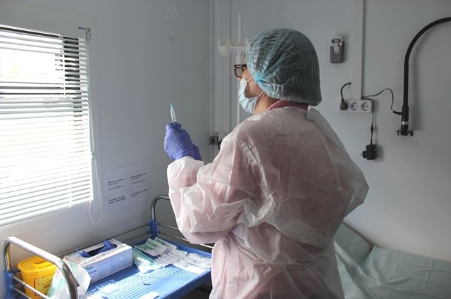 40 подростков уже привились от коронавируса в Пскове