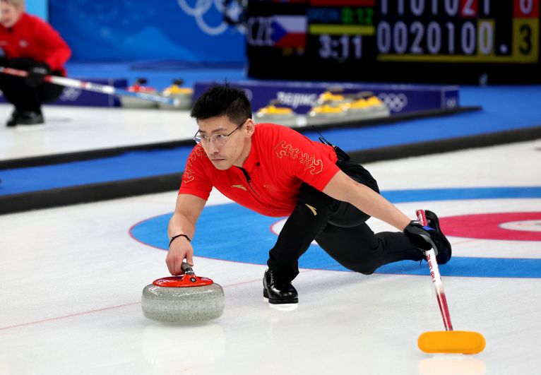 Китайский спортсмен Чжи Линг во время соревнований по кёрлингу в дабл-миксте 