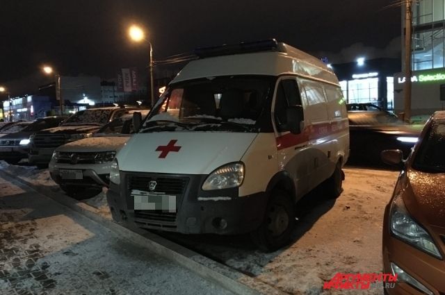 В Пермском крае два часа откапывали застрявшую в снегу машину скорой помощи