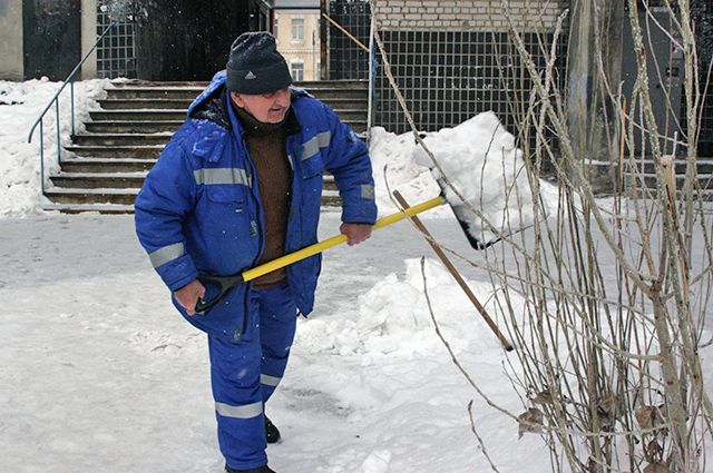Почему в волгоградских дворах не чистят снег, куда исчезли дворники ...