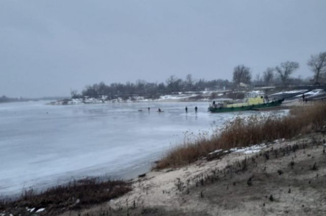 Пожарные спали провалившихся под лёд рыбаков в Ростовской области