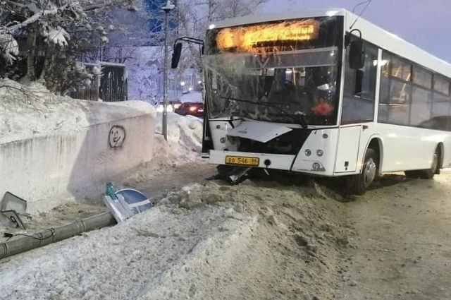 В ОКБ Ханты-Мансийска оказывают медпомощь пострадавшим в автобусной аварии