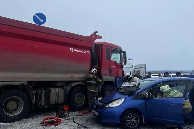 Камчатские спасатели вытащили девушку из покореженного автомобиля (фото)