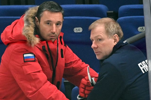 Менеджер сборной России по работе с игроками НХЛ Илья Ковальчук (слева) и главный тренер сборной России Алексей Жамнов.