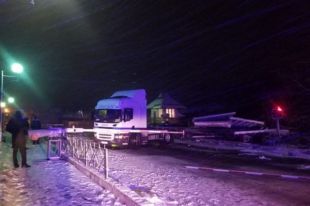 В Ровенской области столкнулись поезд и грузовик: есть пострадавший.