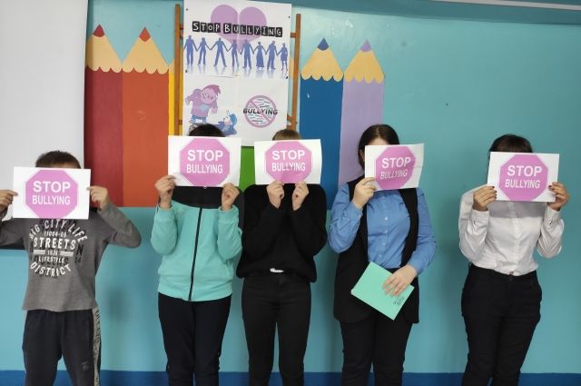 Ученики одной из оренбургских школ ходят на учёбу как на бой