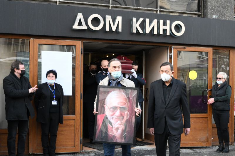 Художник Никас Сафронов (в центре) во время выноса гроба с телом режиссёра Виктора Мережко после церемонии прощания в Доме кино