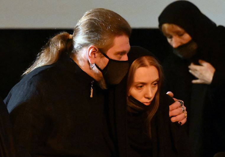 Дети Виктора Мережко художник-декоратор Иван Мережко и актриса Мария Мережко на церемонии прощания с режиссёром Виктором Мережко в Доме кино