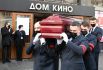 Вынос гроба с телом режиссёра Виктора Мережко после церемонии прощания в Доме кино