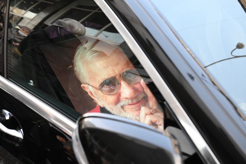 Портрет режиссёра Виктора Мережко в катафалке после церемонии прощания в Доме кино