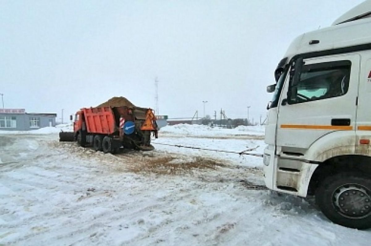 В Волгоградской области три фуры забуксовали в мокром снегу на стоянке АЗС  | АиФ Волгоград