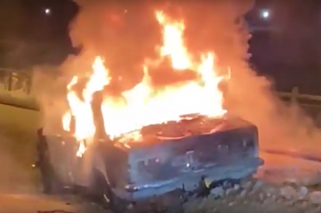 «Жигули» сгорели ночью на проезжей части в Новосибирске