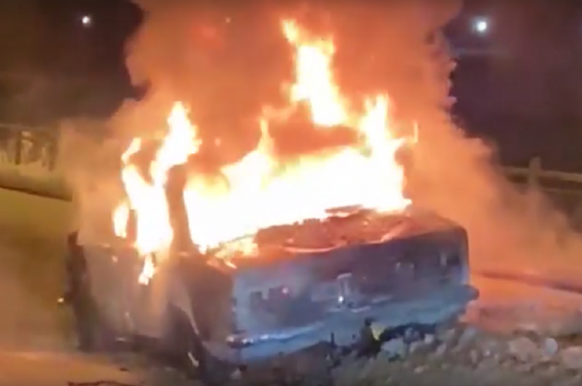Сгоревшие подростки. В Новосибирске загорелся автомобиль. Сгорела машина в Новосибирске.