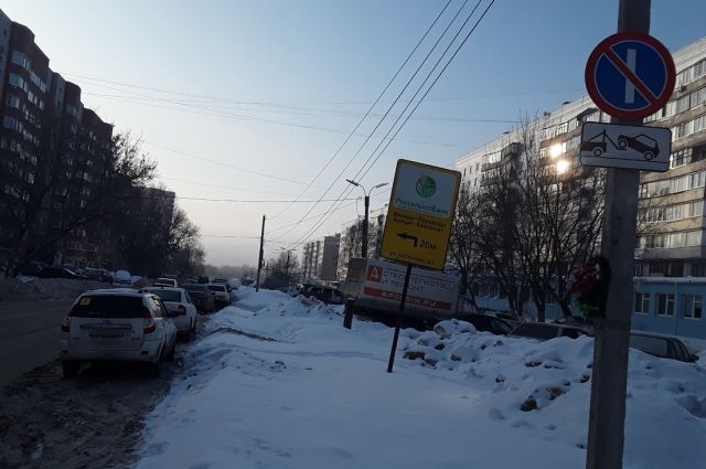 Пример парковки машин с нарушением на ул. Костычева 