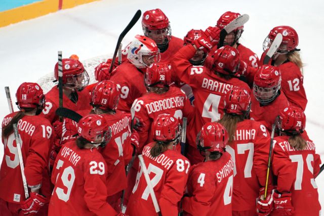 Российские спортсменки (команда ОКР) радуются победе в матче группового этапа по хоккею среди женщин между сборными командами ОКР и Швейцарии на XXIV зимних Олимпийских играх. 04.02.2022
