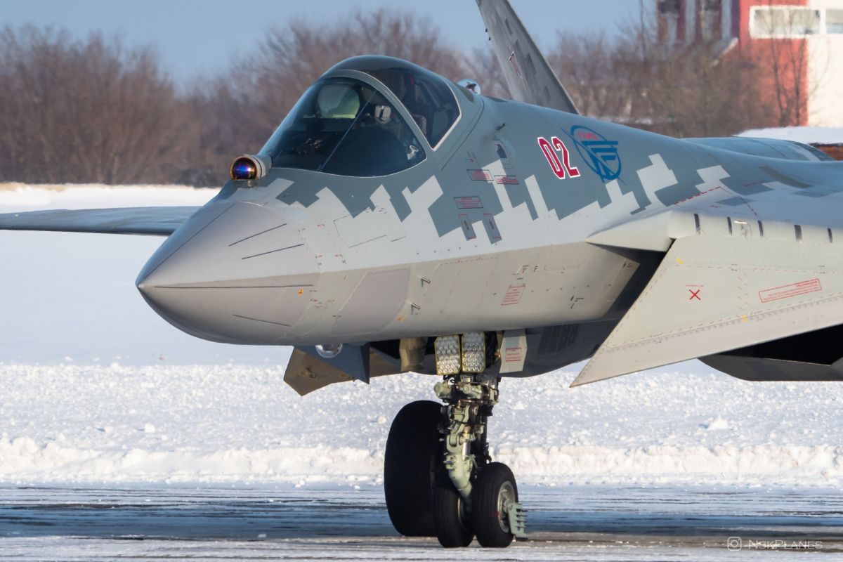 Фотограф снял два новых истребителя Су-57 в аэропорту Новосибирска | АиФ  Новосибирск