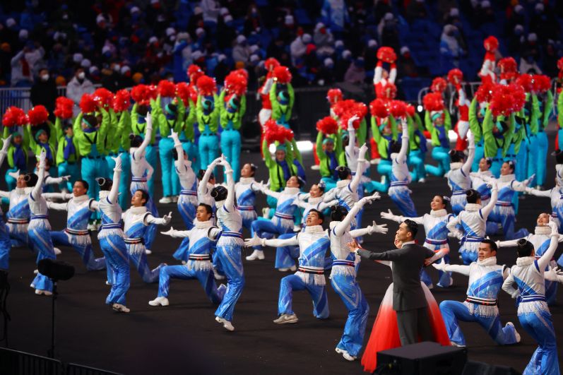 Артисты во время церемонии открытия зимних Олимпийских игр в Пекине