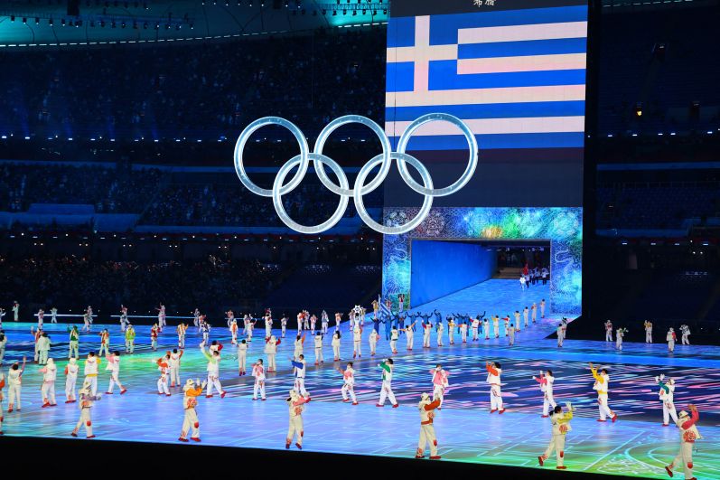 Члены сборной Греции во время парада атлетов на церемонии открытия XXIV зимних Олимпийских игр в Пекине