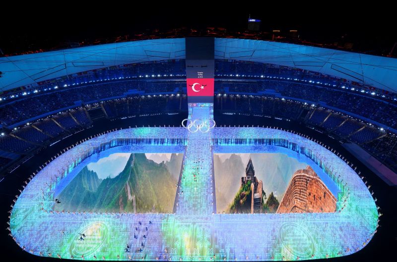 Члены сборной Турции во время парада атлетов на церемонии открытия XXIV зимних Олимпийских игр в Пекине