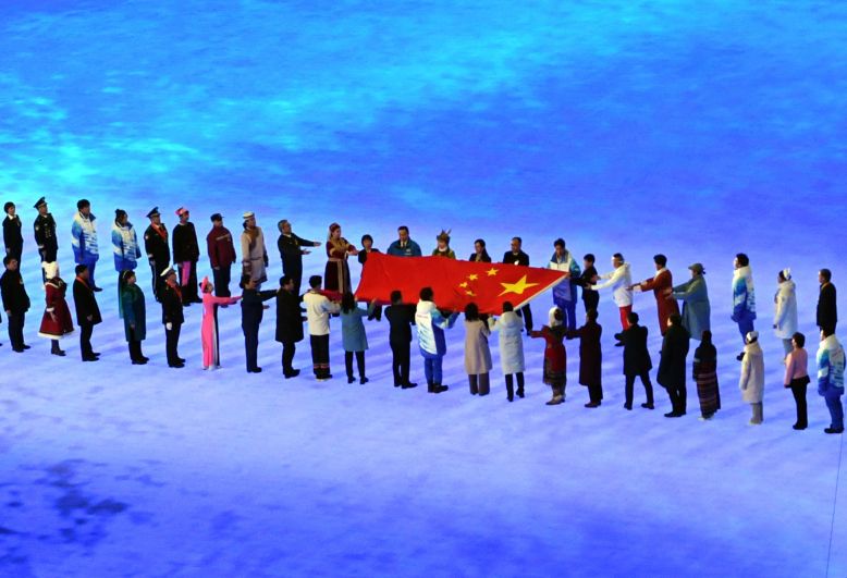 Вынос государственного флага Китая во время церемонии открытия на Национальном стадионе 