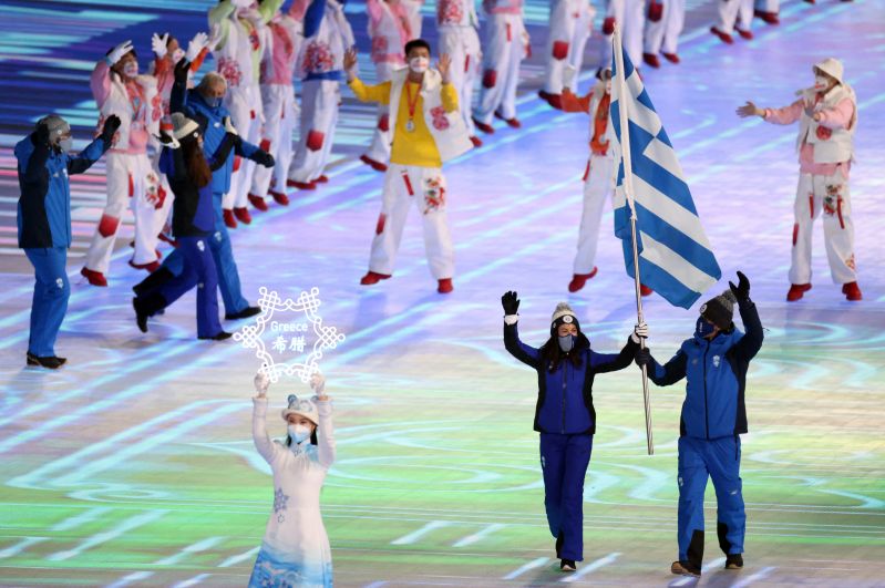Члены сборной Греции во время парада атлетов на церемонии открытия XXIV зимних Олимпийских игр в Пекине