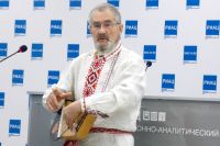 Игорь Данилович не только играет на гуслях, но и сам их изготавливает.