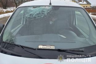 Вблизи Львова арматура оторвалась от грузовика и разбила голову женщине.