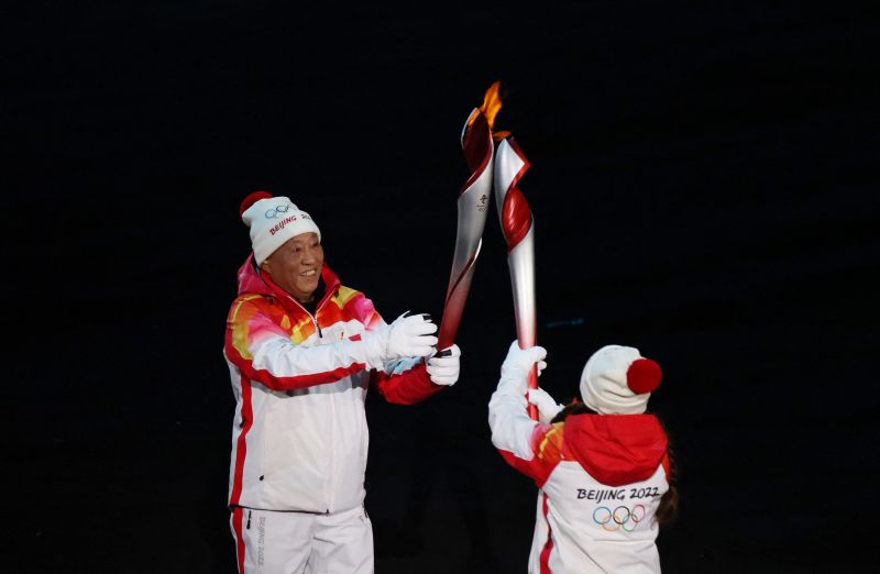Экс-конькобежец Луо Чжихуань во время эстафеты олимпийского огня на церемонии открытия