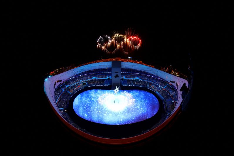Салют после зажжения чаши с олимпийским огнем на церемонии открытия
