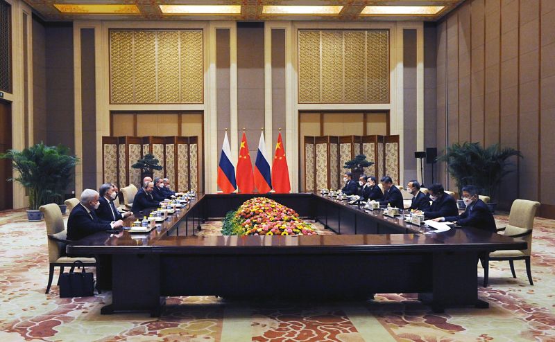 Президент РФ Владимир Путин (четвертый слева) и председатель КНР Си Цзиньпин (четвертый справа) во время российско-китайских переговоров в государственной резиденции Дяоюйтай