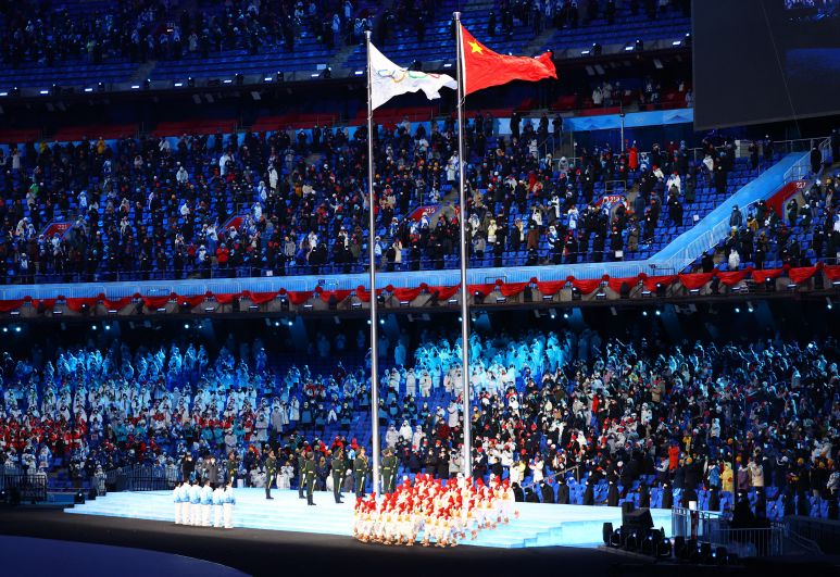 Флаг Китая и Олимпийский флаг на церемонии открытия