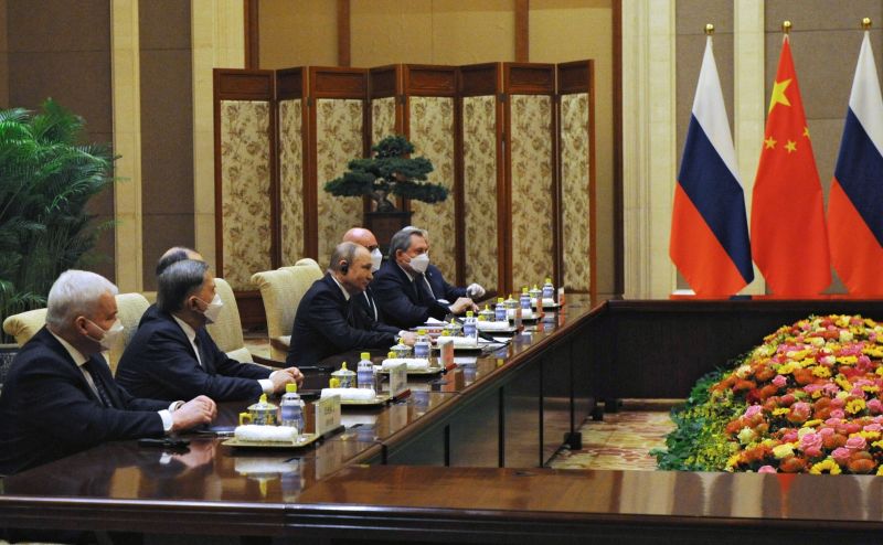 Президент РФ Владимир Путин (четвертый слева) во время российско-китайских переговоров в государственной резиденции Дяоюйтай