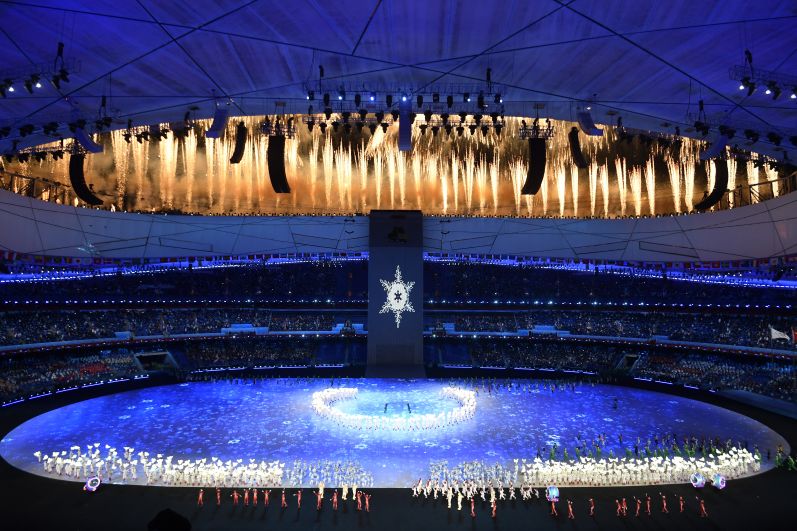 Салют над стадионом «Птичье гнездо» в Пекине на церемонии открытия XXIV зимних Олимпийских игр